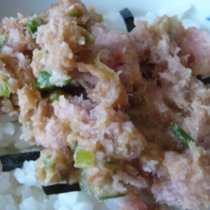 大好きなネギトロ丼です。（びんちょうじゃないんですが・・・・・）ご飯の上に海苔ものって美味しく頂きました。ごちそうさまでした。(#^.^#)